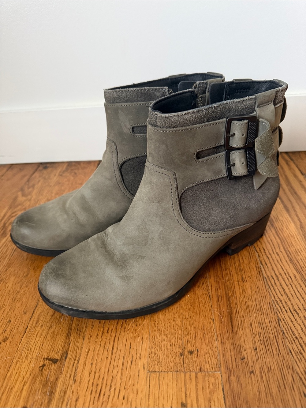 Women's Sorel Ankle Boots with Buckle Detail side zip size 9.5